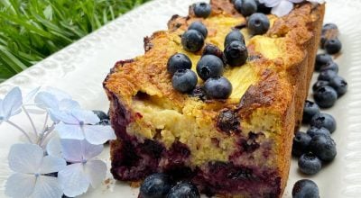 Bolo de abacaxi com mirtilos