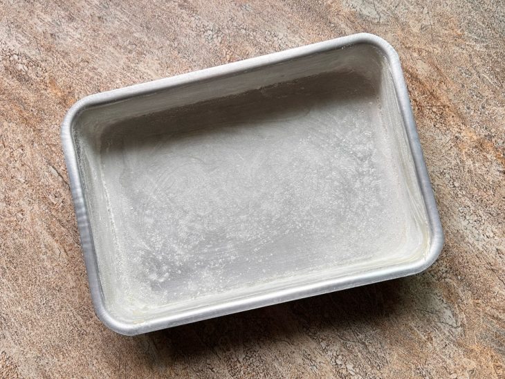 Tabuleiro untado com óleo e farinha.
