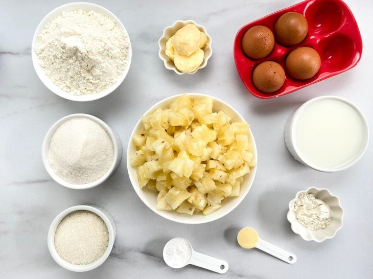 Ingredientes para a receita de bolo de abacaxi simples.