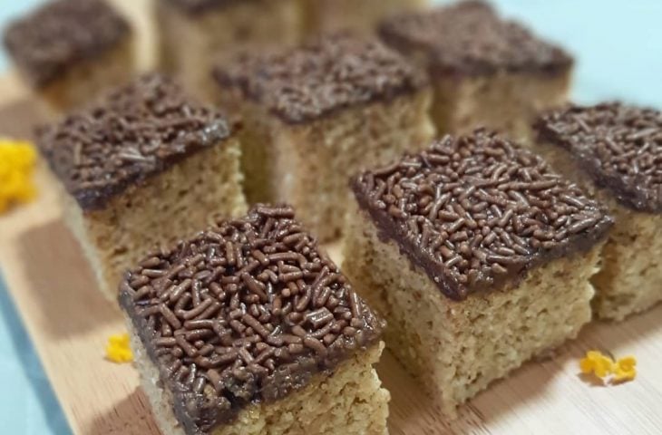 Bolo de abóbora com coco e cobertura de chocolate