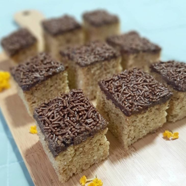 Bolo de abóbora com coco e cobertura de chocolate