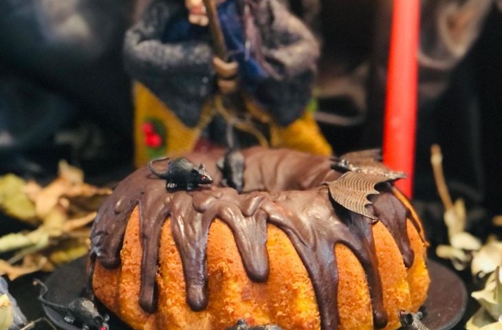 Bolo de abóbora com coco de Halloween