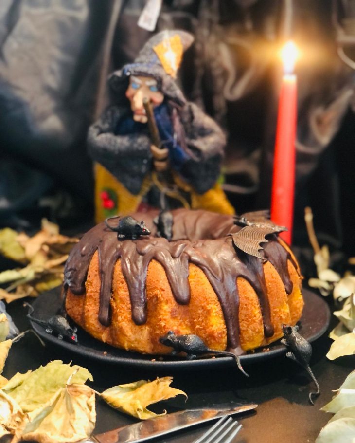 Bolo de abóbora com coco de Halloween