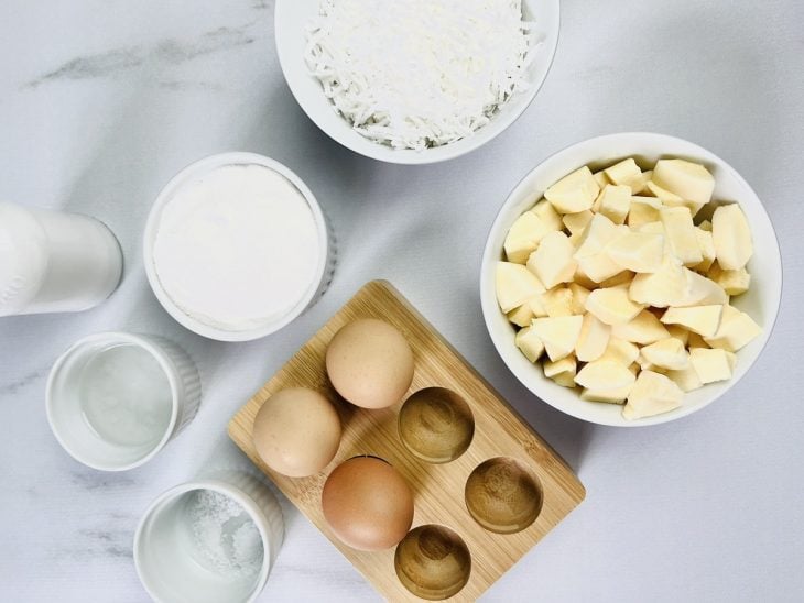 Ingredientes reunidos em uma bancada.
