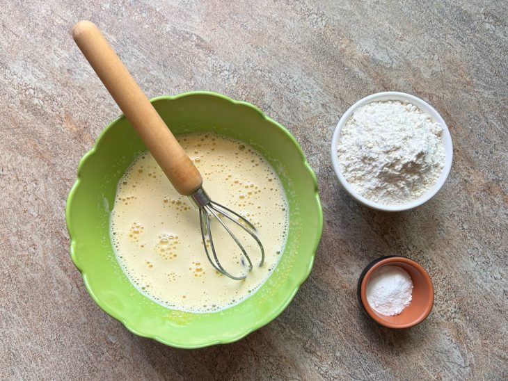 Farinha de trigo e fermento, separados para adicionar na massa.