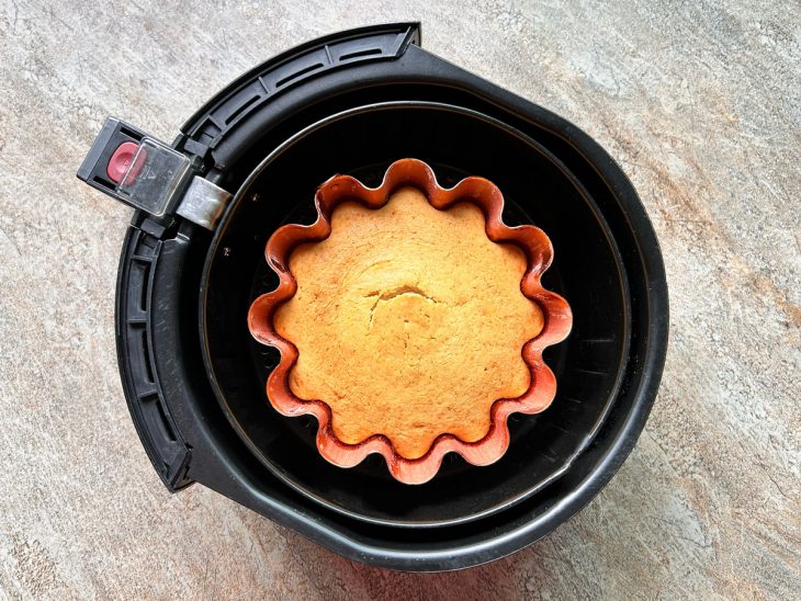 Forma no cesto na air fryer, sem a cobertura do papel alumínio.