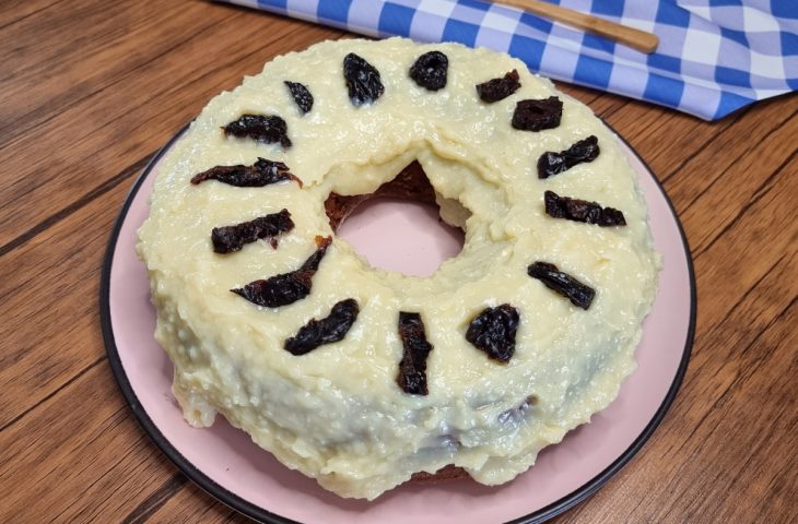 Bolo de ameixa com beijinho