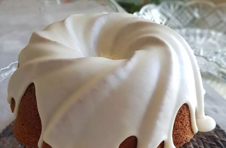 Bolo de ameixa com coco e nozes