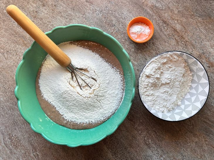 Farinha adicionada na mistura.