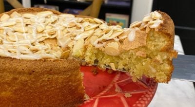 Bolo de amêndoas com calda de Limoncello