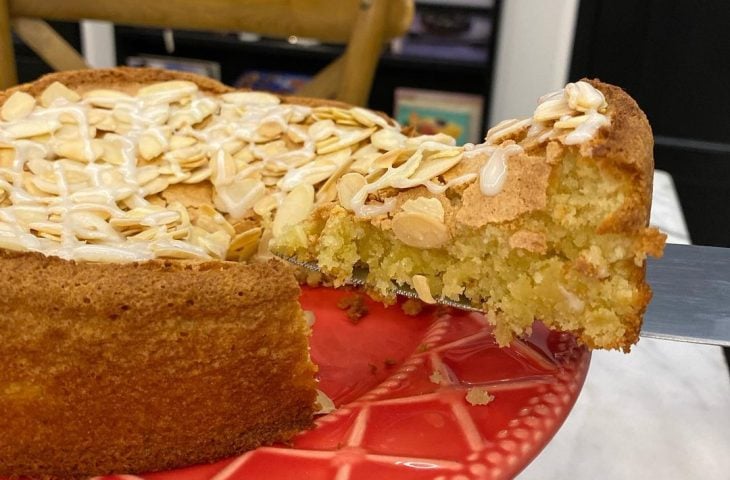 Bolo de amêndoas com calda de Limoncello