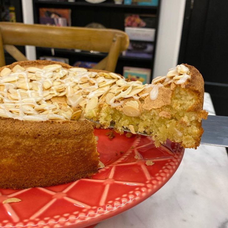 Bolo de amêndoas com calda de Limoncello