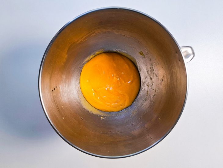 gemas batidas com açúcar e ingredientes molhados.