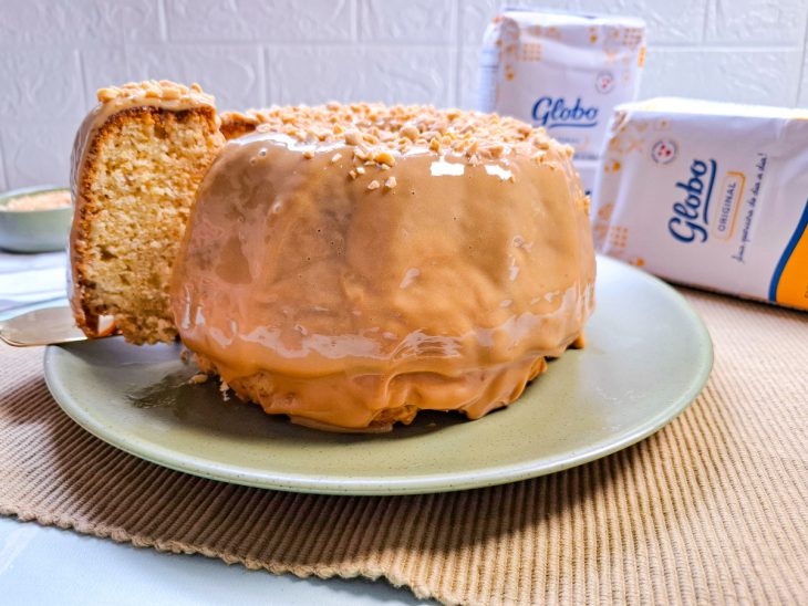 bolo de amendoim finalizado e servido.