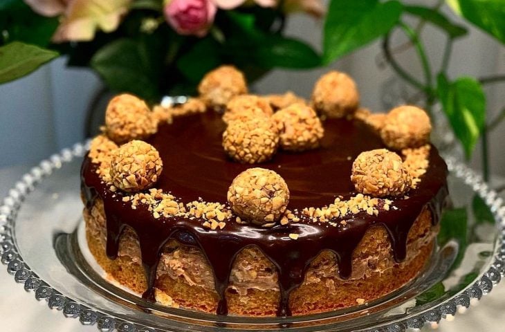 Bolo de amendoim confeitado