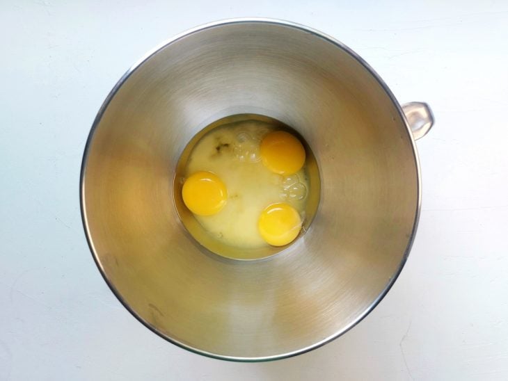 Tigela da batedeira com ovos e açúcar.