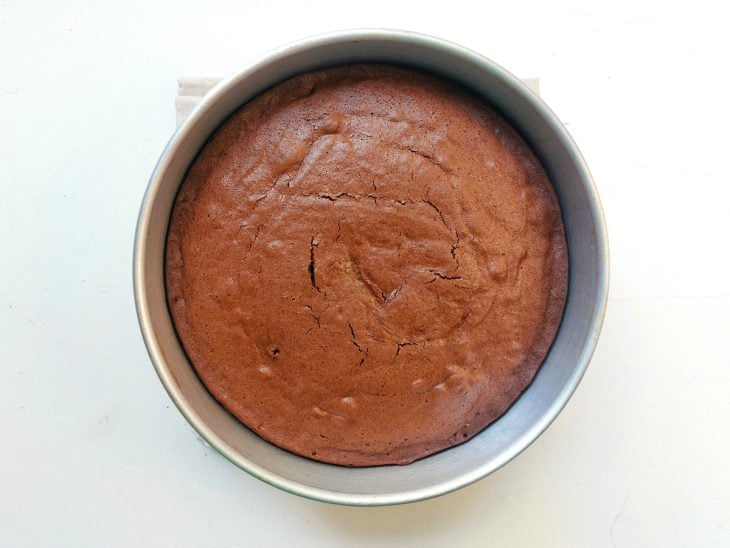 Forma redonda com massa de bolo de chocolate assado.