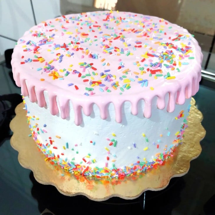 Bolo de aniversário colorido