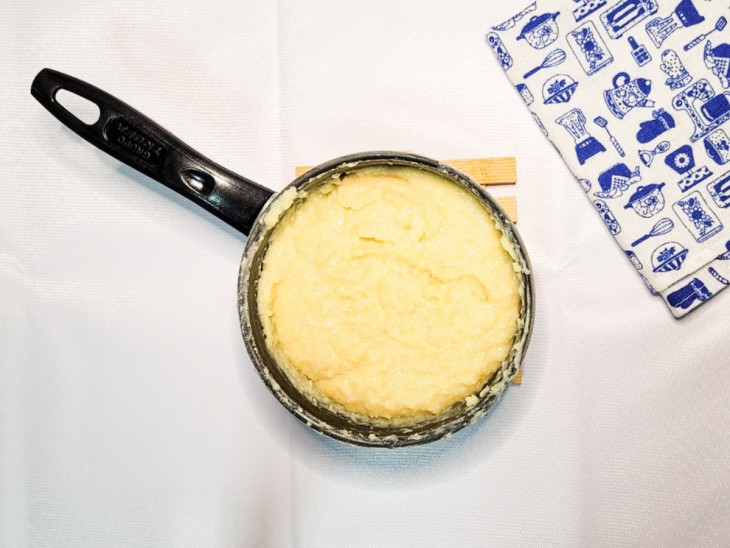 Uma panela com beijinho de colher.