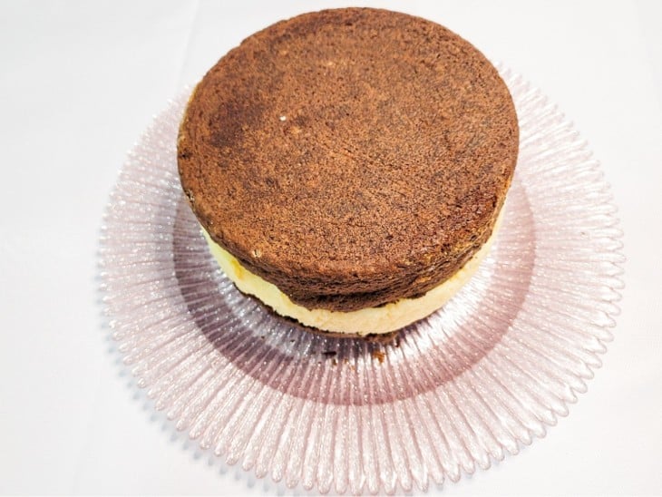 Bolo de aniversário de chocolate e beijinho