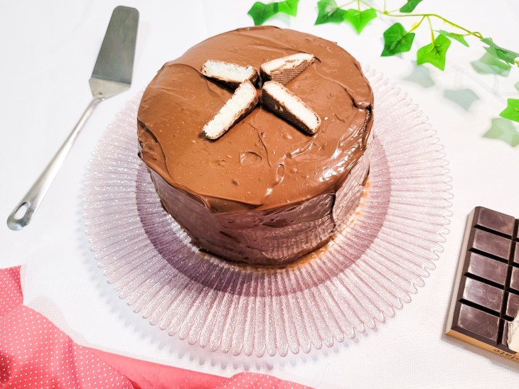 Um bolo de aniversário de chocolate e beijinho.