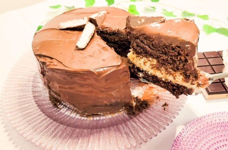 Bolo de aniversário de chocolate e beijinho