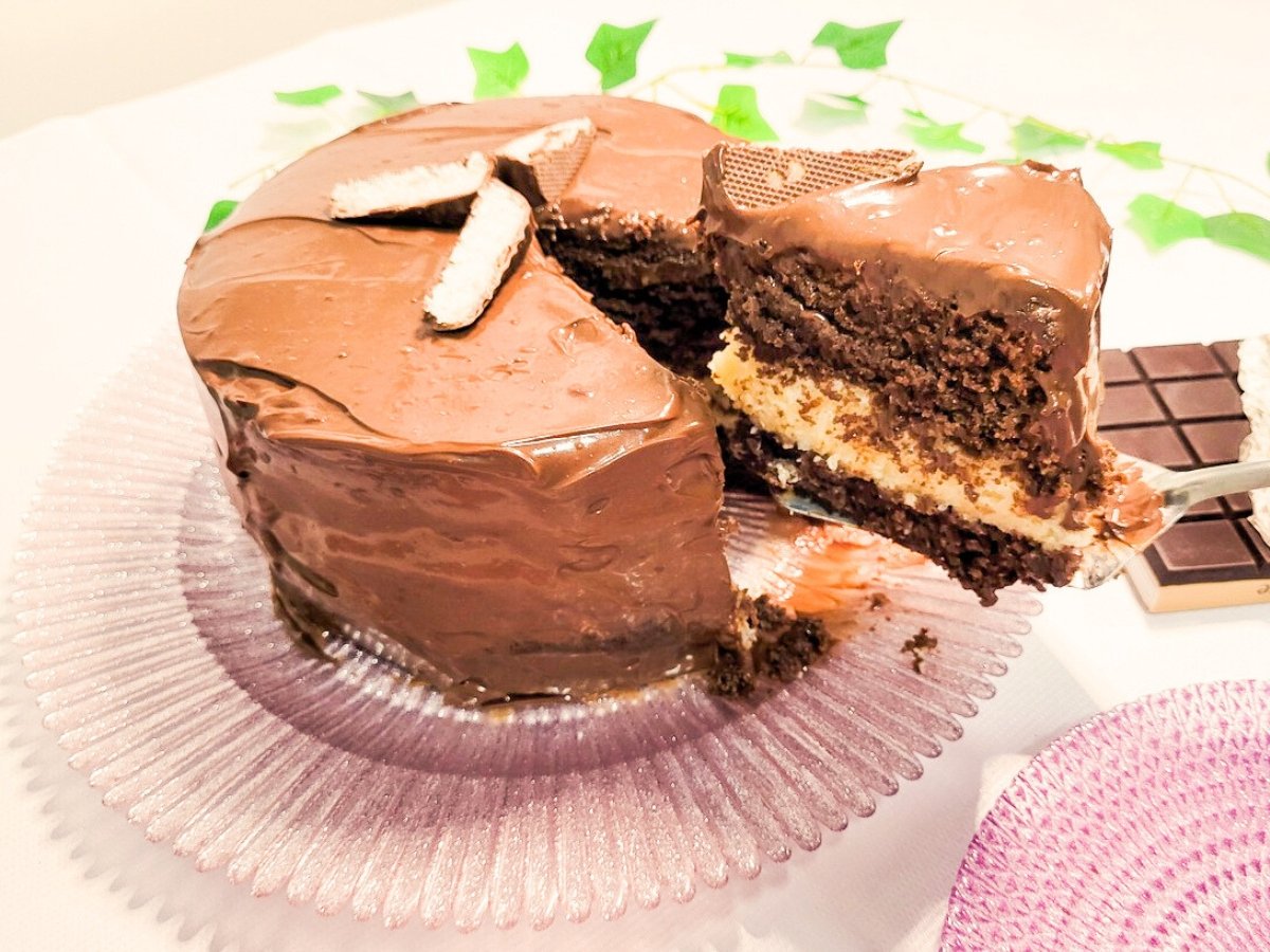 Bolo de aniversário de chocolate e beijinho