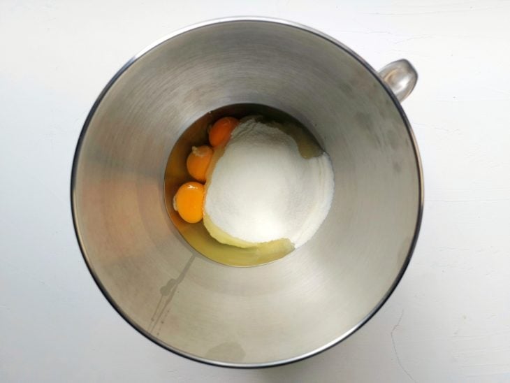 Um recipiente contendo ovos e açúcar.