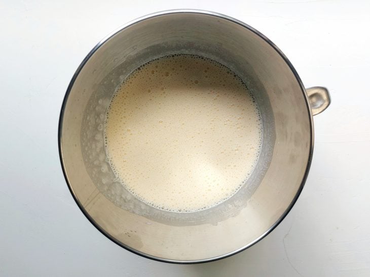 Um recipiente contendo a mistura de ovos, açúcar, baunilha, óleo e leite.