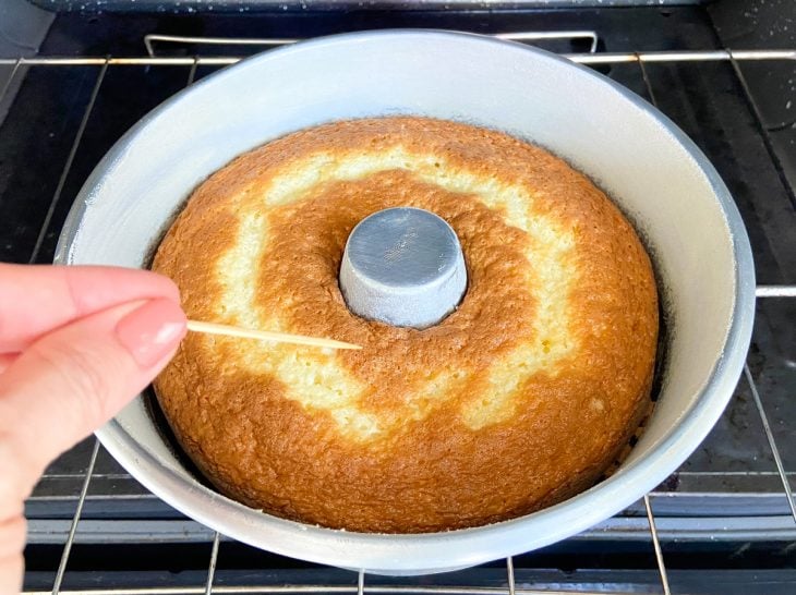 Uma forma contendo bolo de arroz.