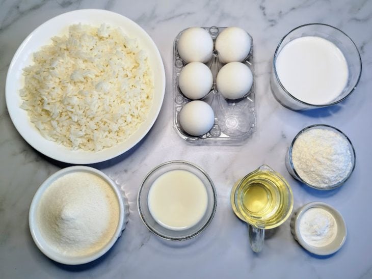 Uma bancada com os ingredientes separados.