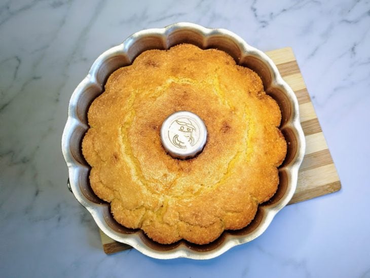 Uma forma contendo bolo de arroz cozido.