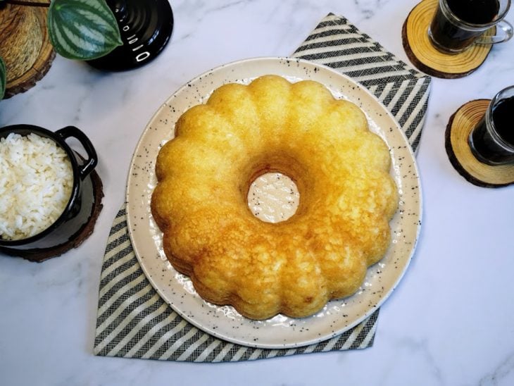 Um recipiente contendo bolo de arroz cozido.