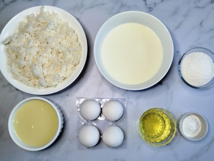 Uma bancada com os ingredientes separados.