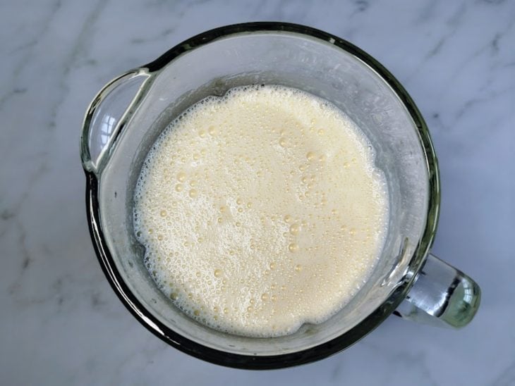 Um liquidificador com ovos, arroz, leite condensado, leite e óleo.