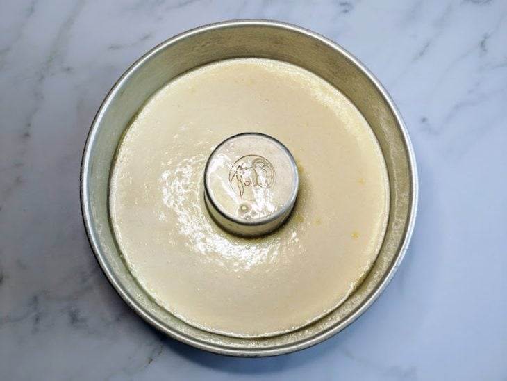 Uma forma com a massa crua do bolo de arroz.