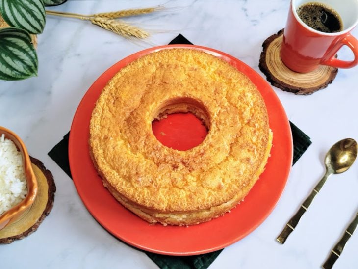 Um prato contendo bolo de arroz cozido com leite condensado.
