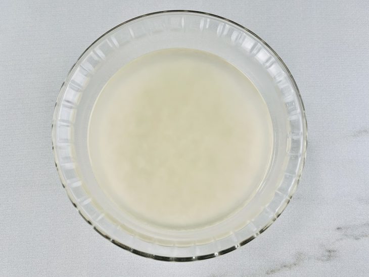 Arroz de molho na água.