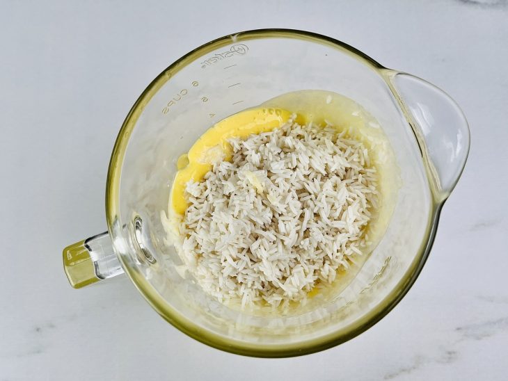 Arroz escorrido adicionado ao liquidificador.