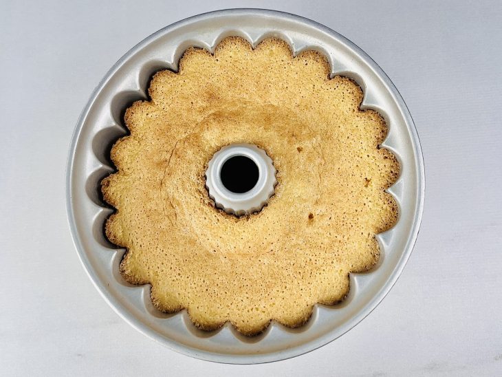 Bolo pronto na assadeira.