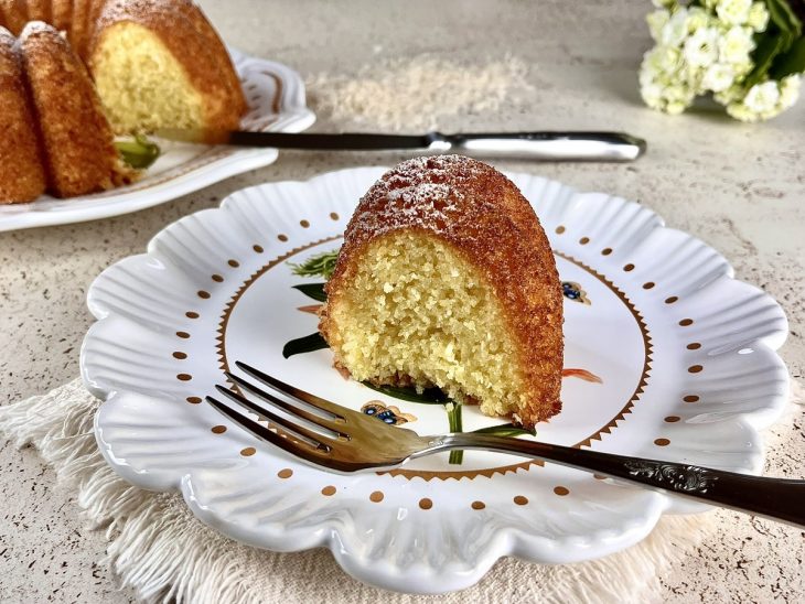 Bolo de arroz cru servido.