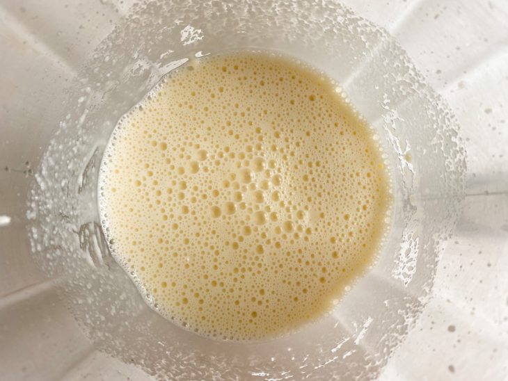 Ingredientes batidos no liquidificador.