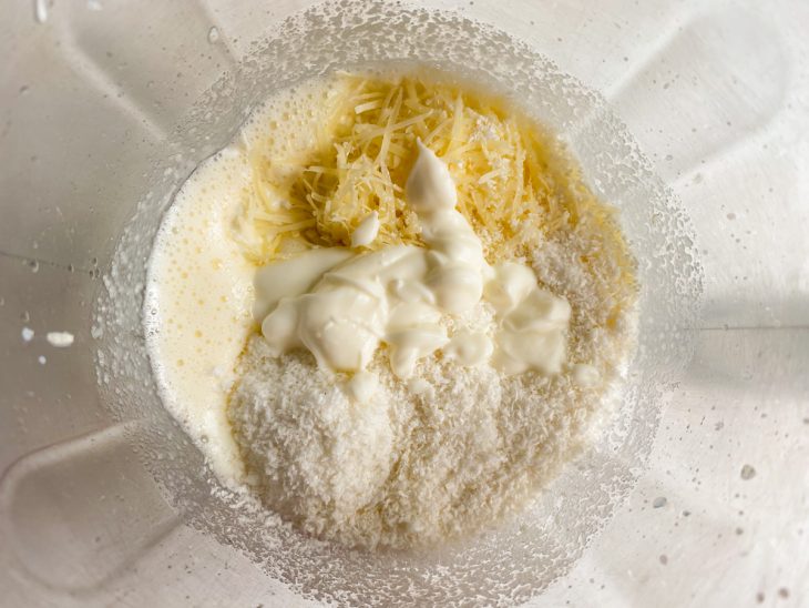 Queijo, coco ralado e iogurte natural adicionados no liquidificador.