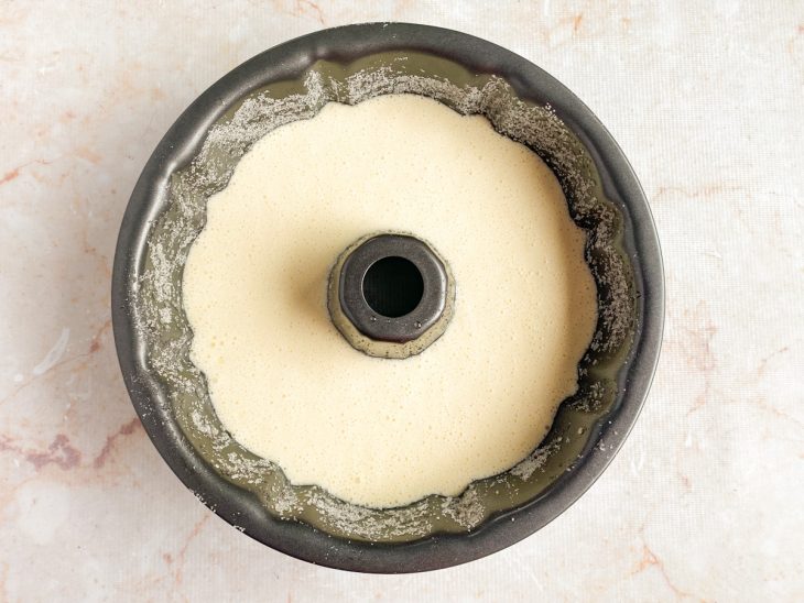 Massa despejada na assadeira.