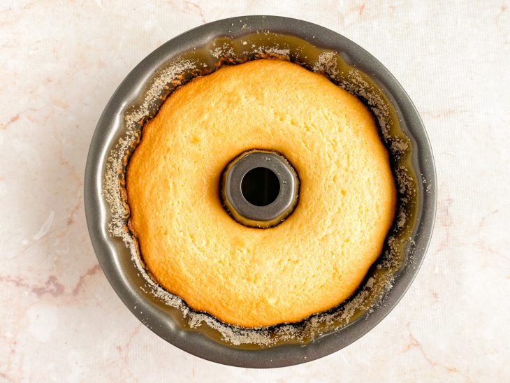 Bolo assado na forma.