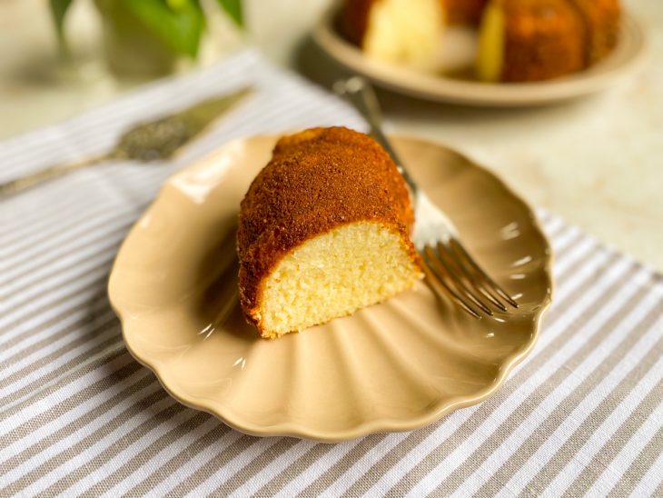 Fatia de bolo servida num prato individual.