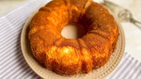 Bolo de arroz cru com iogurte natural