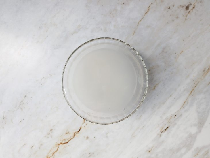 Arroz coberto com água na tigela.