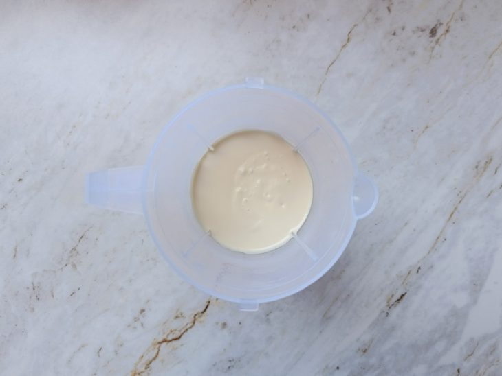 Ingredientes batendo no liquidificador.