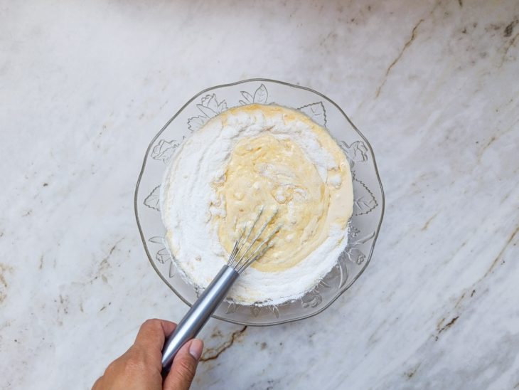 Pasta de arroz misturada com os ingredientes secos na tigela.